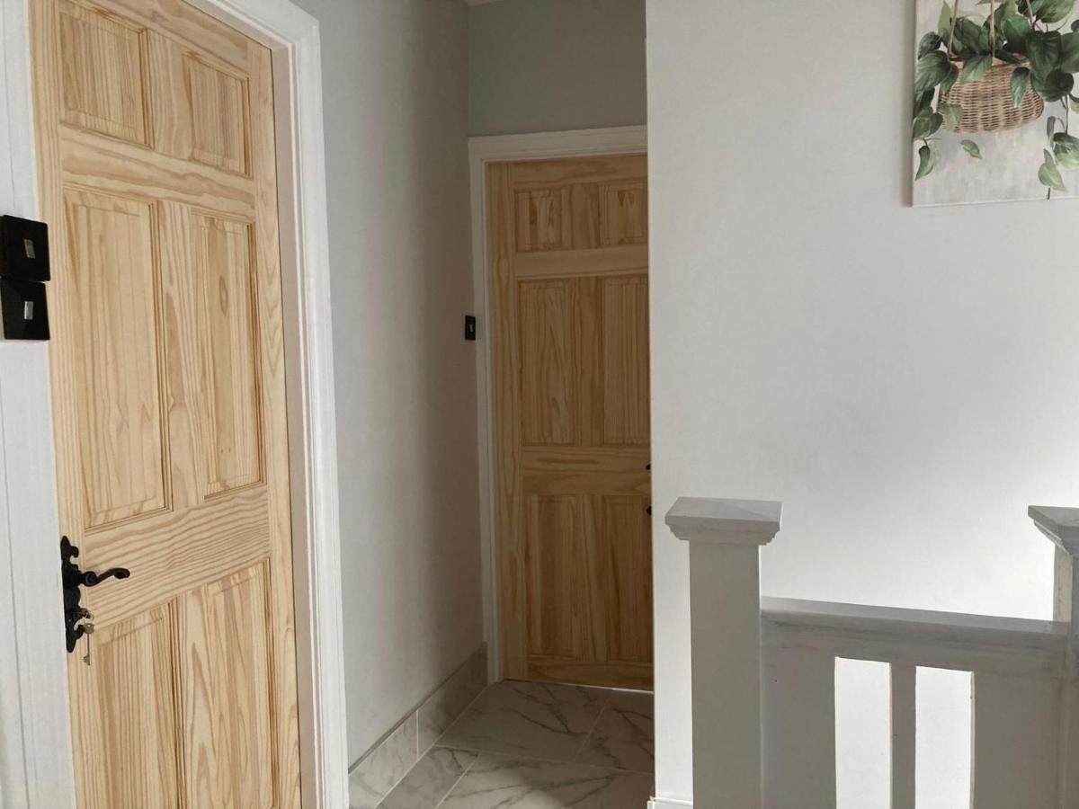 Surbiton Home With Free Parkings, Surbiton, Kingston Upon Thames, Surrey, Greater London Uk Esterno foto