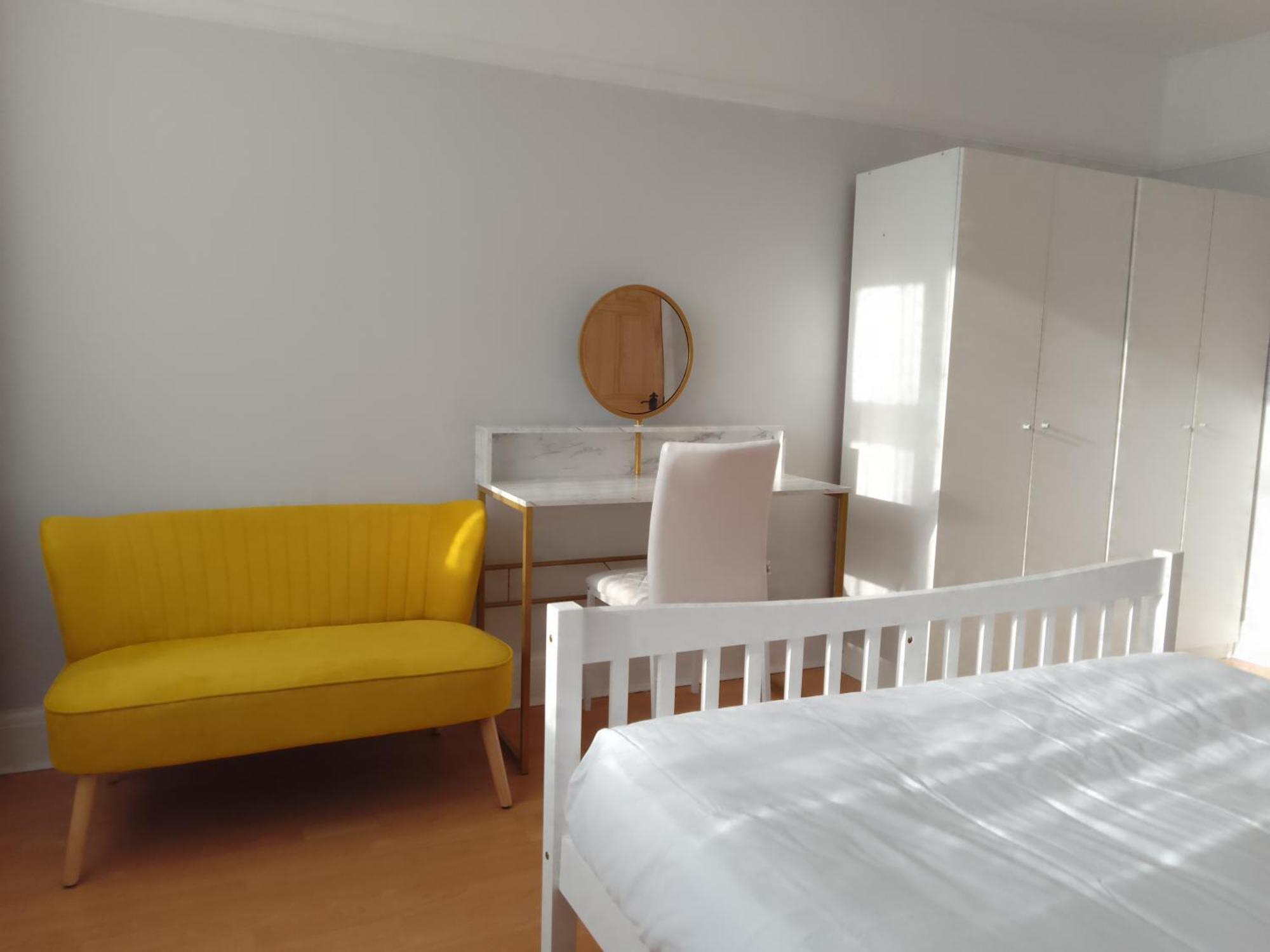 Surbiton Home With Free Parkings, Surbiton, Kingston Upon Thames, Surrey, Greater London Uk Esterno foto